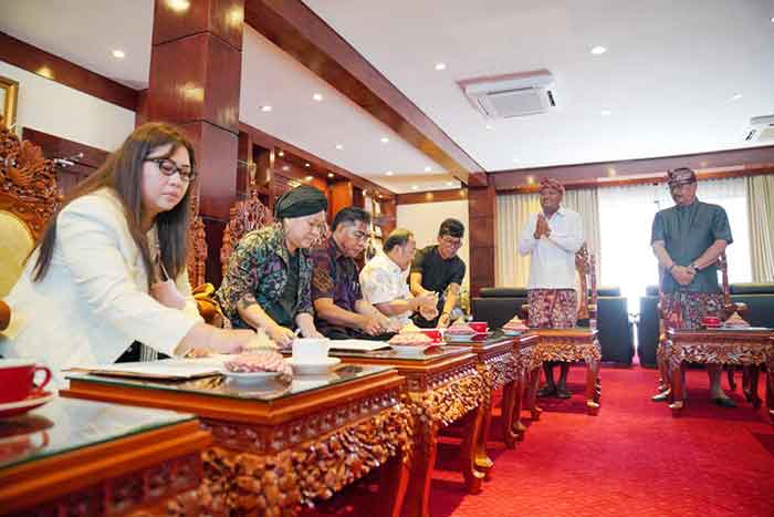 Bupati Gianyar I Made Mahayastra saat mengadakan penandatanganan MoU penanganan sampah.