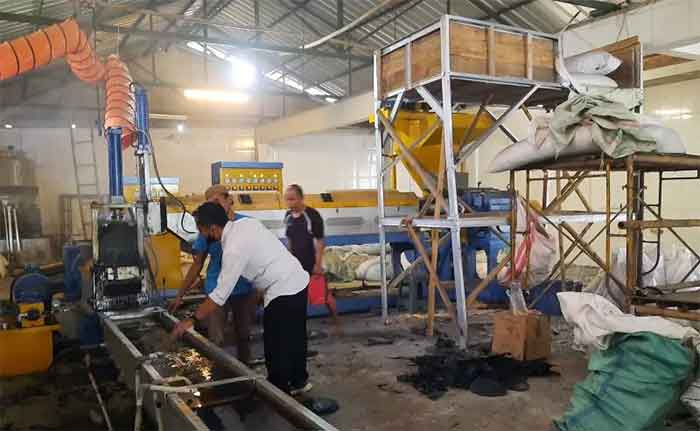 Petugas dari DLHK Kabupaten Tangerang saat melakukan pengecekan CV Polymer Plastisindo Sukses, perusahaan pengelola limbah plastik yang belum mengantongi izin.