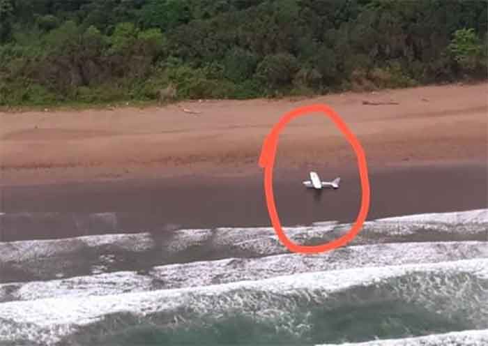 Pesawat latih milik API nampak berada di Pantai Ngagelan, Alas Purwo, Banyuwangi