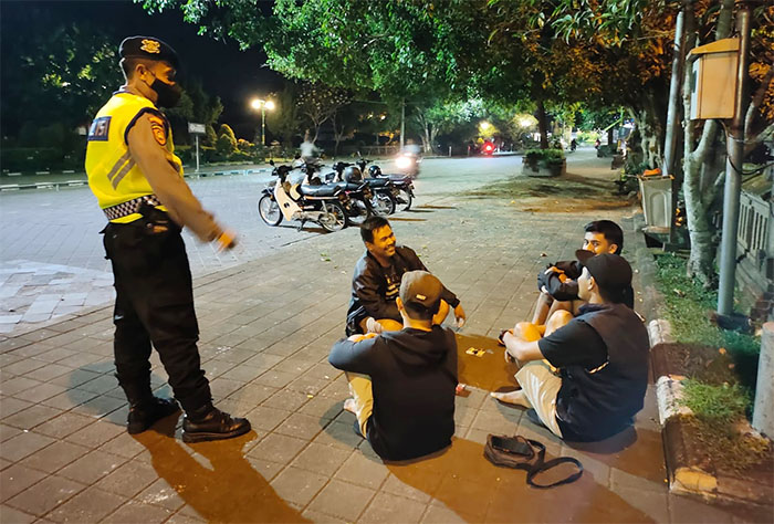 polsek mengwi melakukan patroli malam