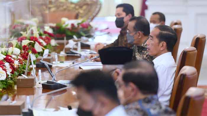 Presiden Joko Widodo memimpin rapat bersama jajarannya untuk membahas tata kelola dan peningkatan produktivitas kedelai di Istana Merdeka, Jakarta.