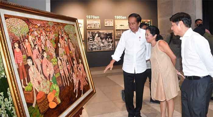 Presiden Joko Widodo menunjukkan lukisan bertajuk "Traditional Market" kepada Presiden Filipina Ferdinand Marcos Jr dan Ibu Louise Marcos di Gedung Sarinah, Jakarta, pada Senin malam, 5 September 2022.