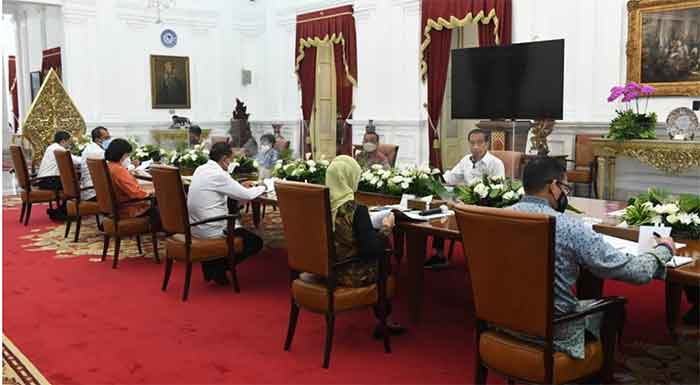 Presiden Joko Widodo pada Kamis, 8 September 2022, menggelar rapat terbatas di Istana Merdeka Jakarta, terkait persiapan Indonesia menjadi tuan rumah Piala Dunia FIFA U20 pada tahun 2023 mendatang.