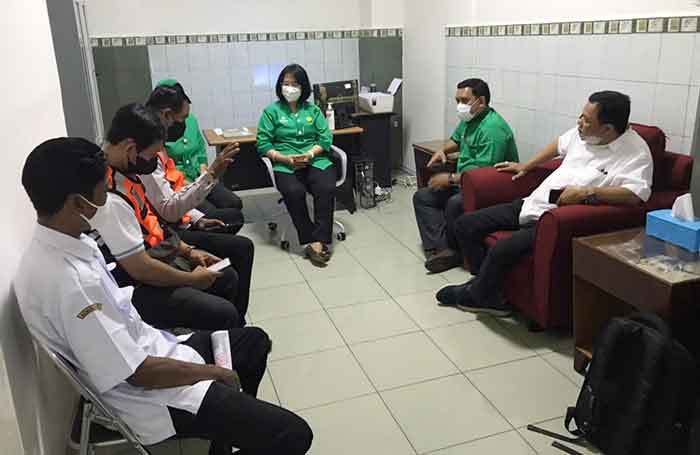 Petugas DLHK Surabaya berkordinasi dengan manejemen RS Bhakti Rahayu usai  memantau kondisi penanganan sampah di sekitar rumah sakit setempat. 