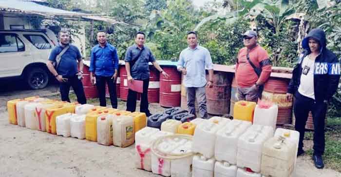 Anggota Subdit satu Tipidter Polda Maluku berhasil mengrebek pelaku penimbunan mitan, dan mengamankan 2,4 ton minyak tanah di desa Waai, Kecamatan Salahutu, Maluku Tengah.