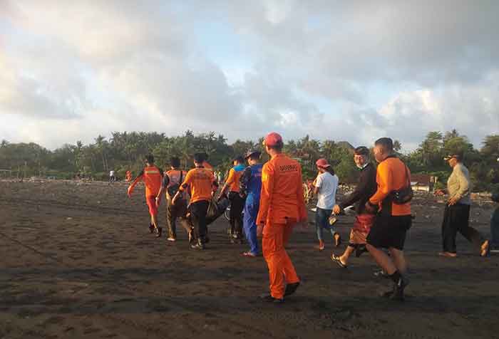 Sempat dikabarkan hilang terseret arus, akhirnya Riski (21) telah ditemukan oleh tim SAR gabungan dalam keadaan meninggal dunia, Senin (26/9/2022) sekitar pukul 17.50 Wita.