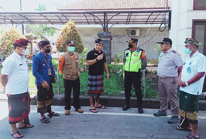 Wabup Jembrana Patria Krisna saat meninjau pelabuhan Gilimanuk. (foto: ist)