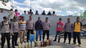 59-liter-minuman-tradisional-jenis-sopi-yang-berhasil-disita-oleh-Polsek-KPYS,-di-pelabuhan-Yos-Sudarso-Ambon