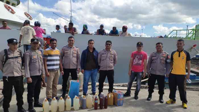 59-liter-minuman-tradisional-jenis-sopi-yang-berhasil-disita-oleh-Polsek-KPYS,-di-pelabuhan-Yos-Sudarso-Ambon