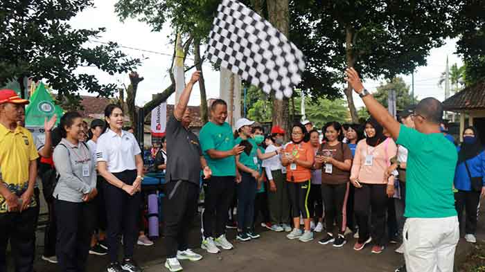 Bupati Jembrana I Nengah Tamba melepas peserta tes kebugaran melalui Sistem Informasi Pengukuran Kebugaran (SIPGAR) di Lapangan Umum Kecamatan Negara, Minggu (16/10).