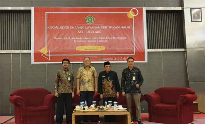 Anggota Komisi VIII Matindas Y. Manurung saat foto bersama usai Kegiatan 'Knowledge Sharing Layanan Sertifikasi Halal Self Declare' bersama dengan Badan Penyelenggara Jaminan Produk Halal (BPJPH).