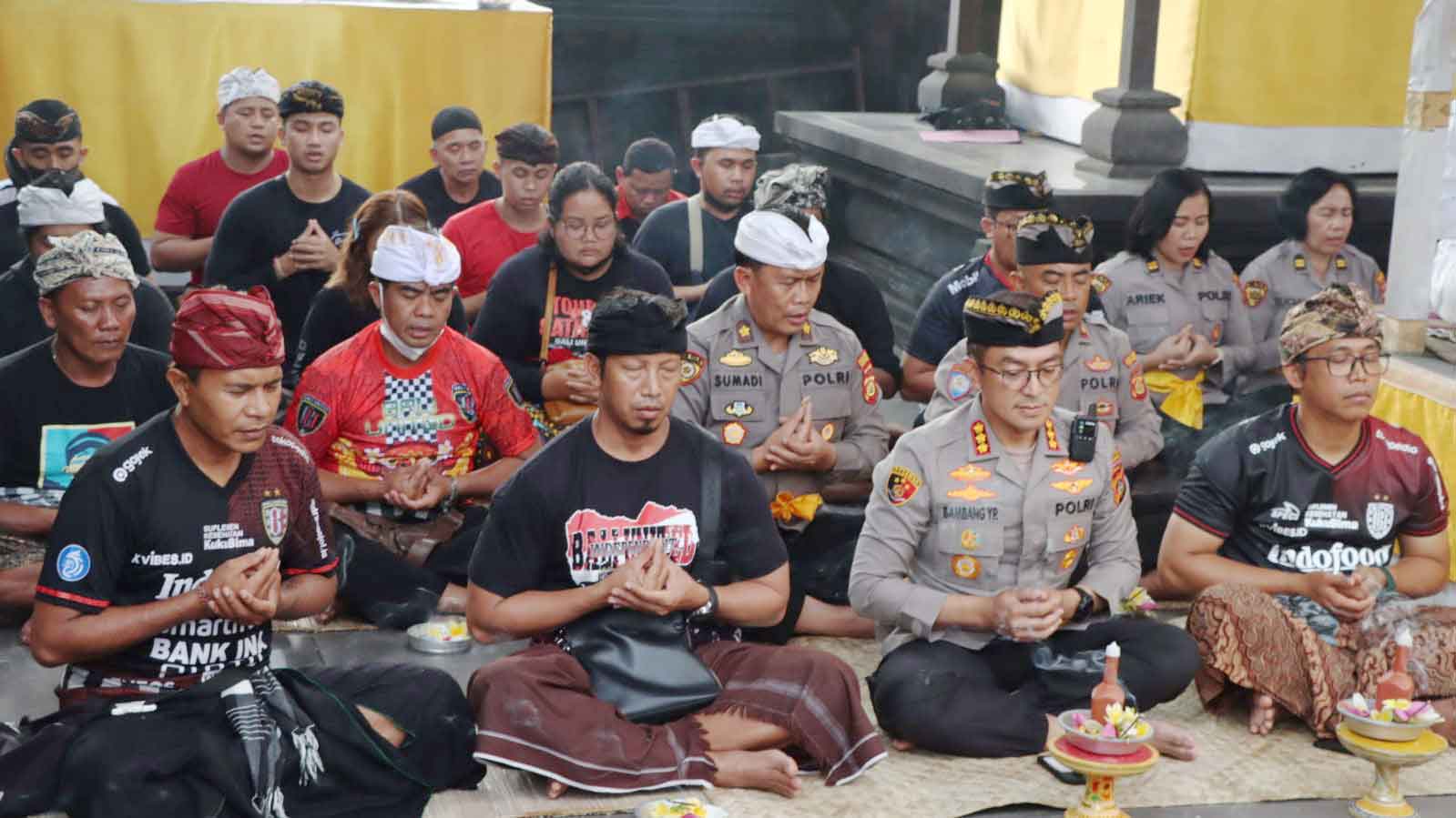 Polresta Denpasar bersama Komunitas suporter Bali United menyelenggarakan doa bersama di Pura Linggar Adhi Adhva Dhipa Polresta Denpasar, Senin (3/10/2022).