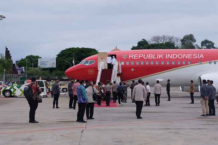 Kapolda Bali, Irjen. Pol. Drs. Putu Jayan Danu Putra, S.H., M.Si., mengantar keberangkatan Presiden Republik Indonesia Ir. Joko Widodo bersama Ibu Negara Iriana Joko Widodo di Bandara Internasional I Gusti Ngurah Rai, Kamis (6/10/2022).