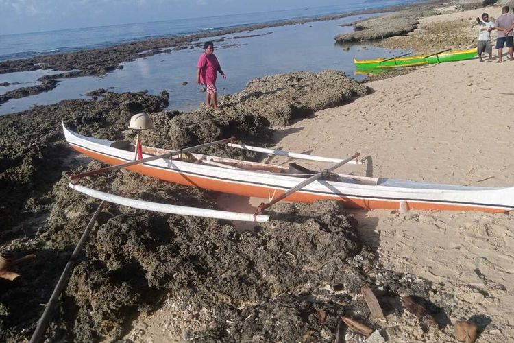 Pantai Dusun Airlouw Negeri Nusaniwe, Kota Ambon. Tempat inilah korban sering melaut mencari cumi juga ikan.