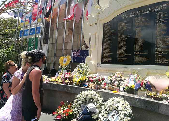 Pasangan warga negara asing saat di Monumen Ground Zero.