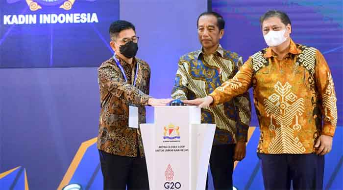 Presiden Jokowi bersama Menteri Koordinator Bidang Perekonomian Airlangga Hartarto dan Ketua Umum Kamar Dagang dan Industri Indonesia (Kadin) Arsjad Rasjid (kiri), menekan sirine sebagai tanda peluncuran Gerakan Kemitraan Inklusif untuk UMKM Naik Kelas di Gedung SMESCO, Jakarta, pada Senin (3/10/2022).