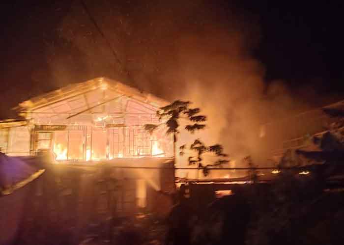 Diduga Kompor Gas Meledak, Dua Rumah di Benteng Ludes Terbakar