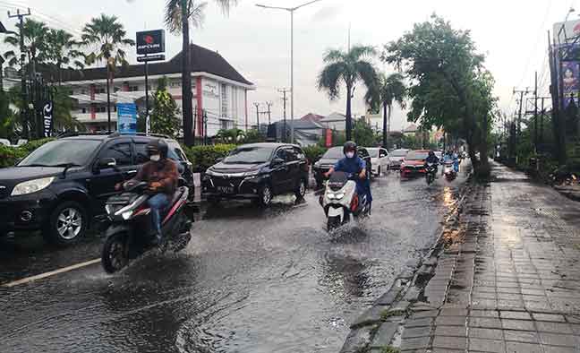 Kondisi genangan air di jalan sunset road.