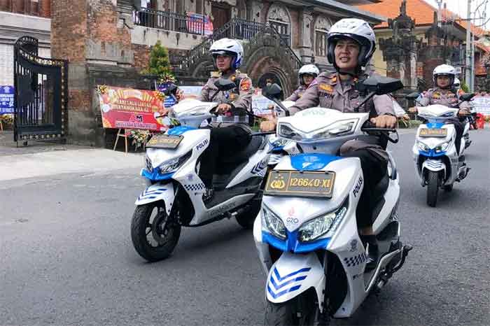 Konvoi dengan menggunakan kendaraan listrik di Bali yang dipimpin oleh Kapolda Bali, Irjen Putu Jayan Danu Putra beserta jajarannya