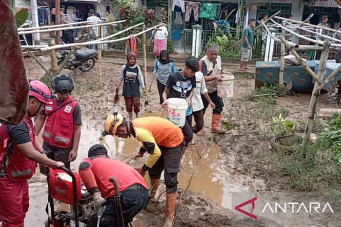 BPBD bersama relawan PMI Kabupaten Sukabumi yang dibantu warga tengah membersihkan lumpur dan lainnya pasca-bencana banjir yang terjadi Kecamatan Purabaya, Kabupaten Sukabumi, Jabar