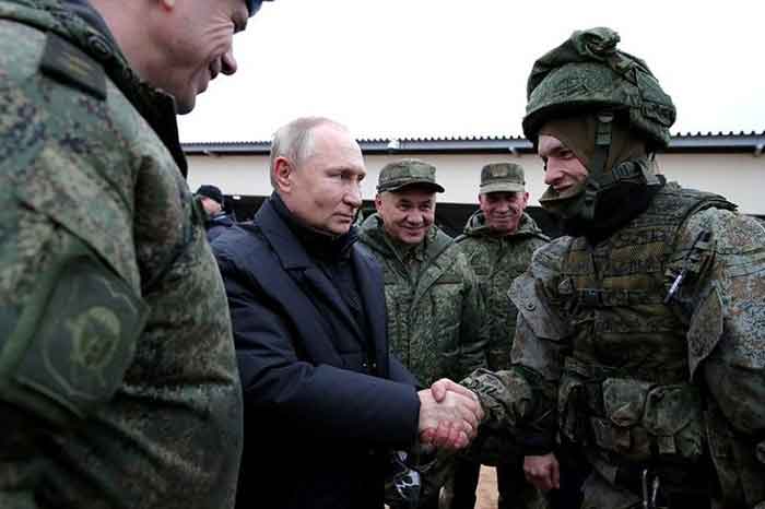Presiden Rusia Vladimir Putin menginspeksi pelatihan personel rekrutan baru, yang akan berpartisipasi dalam operasi militer khusus di Ukraina.