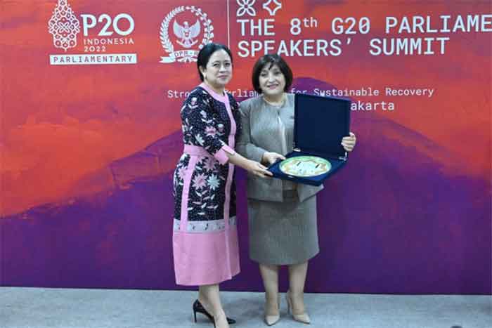 Ketua DPR RI Dr. (H.C.) Puan Maharani bertukar cinderamata dengan delegasi Ketua Majelis Nasional Azerbaijan HE. Ms. Sahiba Gafarova di Gedung DPR RI, Senayan, Jakarta, Rabu (5/10/2022).