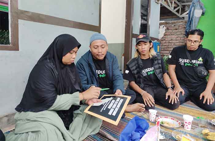 Relawan GUSDURian Peduli saat mengunjungi beberapa rumah duka korban tragedi Kanjuruhan Malang, Rabu (5/10/2022).