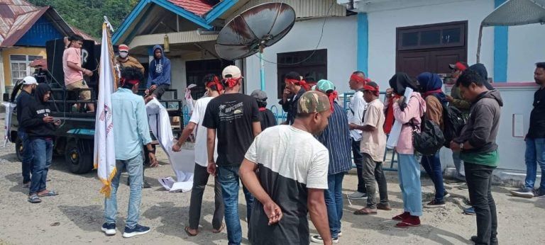 Sebagian besar warga Negeri Luhu tolak Pilkades dan tetap menginginkan pemelihan Raja.