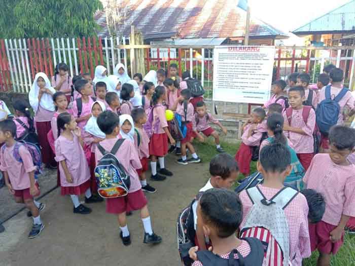 Tiga gedung sekolah yang beralamat di Desa Nania, Kecamatan Baguala, Kota Ambon di tutup paksa pemilik lahan, Ibrahim Parera