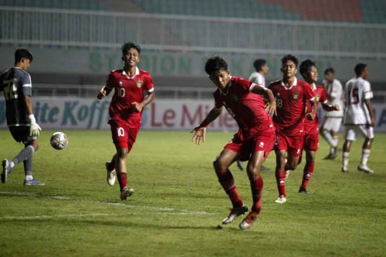 Arkhan Kaka Putra melakukan selebrasi setelah mencetak gol ke gawang Timnas U-17 Uni Emirat Arab dalam laga kualifikasi Grup B Piala Asia U-17 2023 di Stadion Pakansari, Kabupaten Bogor, Jawa Barat, Rabu (5/10/2022).