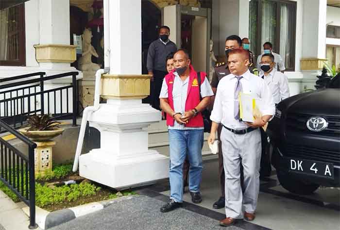 Kantor DJP Bali menyerahkan tersangka pengemplang pajak ke Kejaksaan Tinggi Bali, Senin sore (17/8/2022).