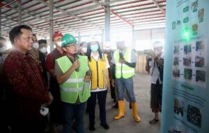 Mendagri Tito Karnavian saat tinjau TPST Kertalangu, Kamis (6/10/2022).