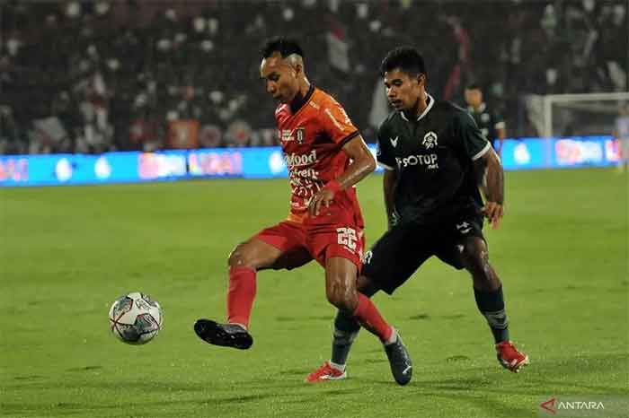 Novri Setiawan (kiri) berusaha melewati hadangan pesepak bola Persikabo 1973 Syahrul Lasinari (kanan) pada pertandingan Liga 1 di Stadion Kapten I Wayan Dipta, Gianyar, Bali, Jumat (30/9/2022) malam.