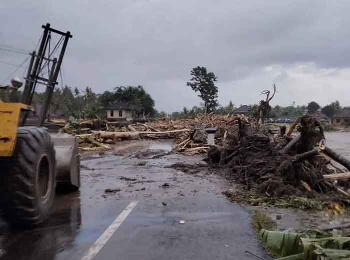 Banjir Bandang Melanda Sejumlah Wilayah…