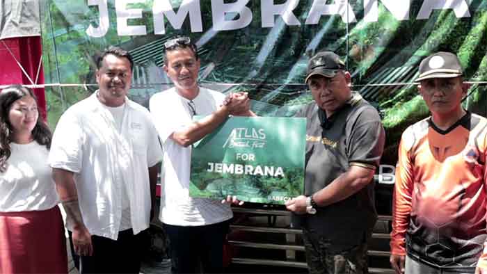 Bupati Jembrana Terima Bantuan Kemanusiaan bagi korban banjir, Minggu (23/10/2022).