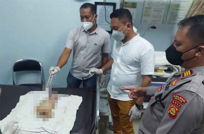 Polisi melakukan pemeriksaan trhadap jasad bayi di Puskesmas Payangan