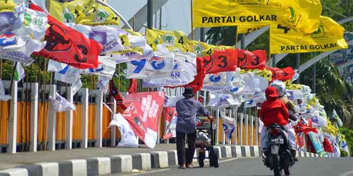 Deretan bendera Partai Politik