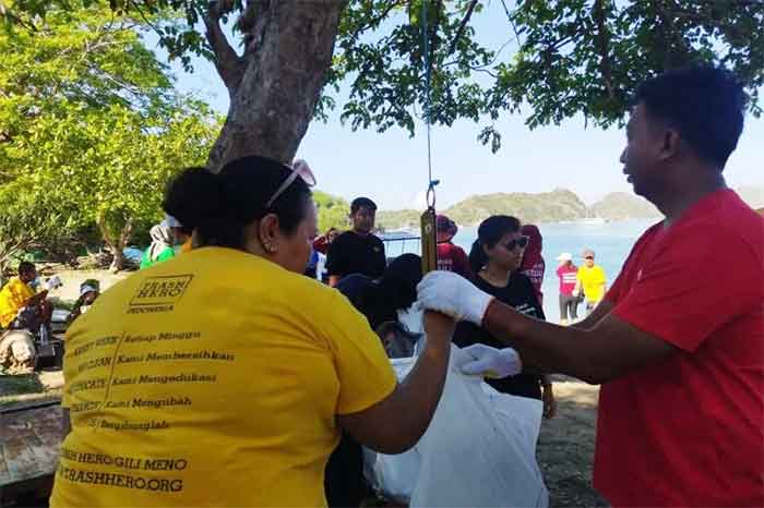 Komunitas Trash Hero menimbang sampah yang telah dikumpulkan dalam aksi bersih pantai di Pantai Binongko, Labuan Bajo, Manggarai Barat, NTT, Sabtu (22/10/2022).