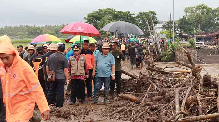 Bupati Jembrana I Nengah Tamba memantau penanganan banjir.