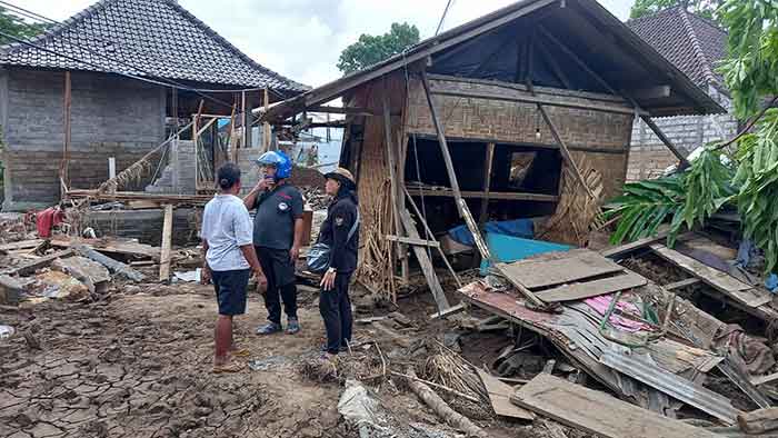 Tangani Banjir di Sangkaragung, bupati distribusi bantuan kemensos dan data alat matapencaharian warga yang hilang