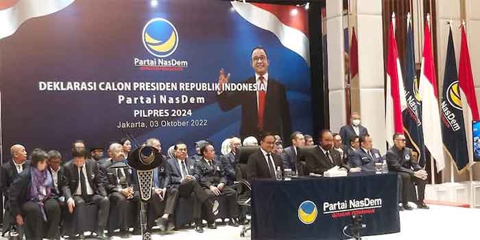 Gubernur DKI Jakarta Anies Baswedan duduk di kursi depan bersama Ketua Umum Partai Nasdem Surya Paloh.