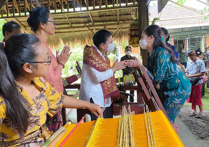 Dekranas Pusat Kagumi Pesona Songket Jembrana