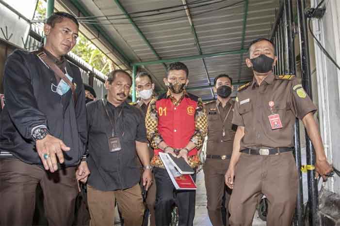 Ferdy Sambo (tengah) berjalan untuk mengikuti sidang perdana di Pengadilan Negeri Jakarta Selatan, Senin (17/10/2022).