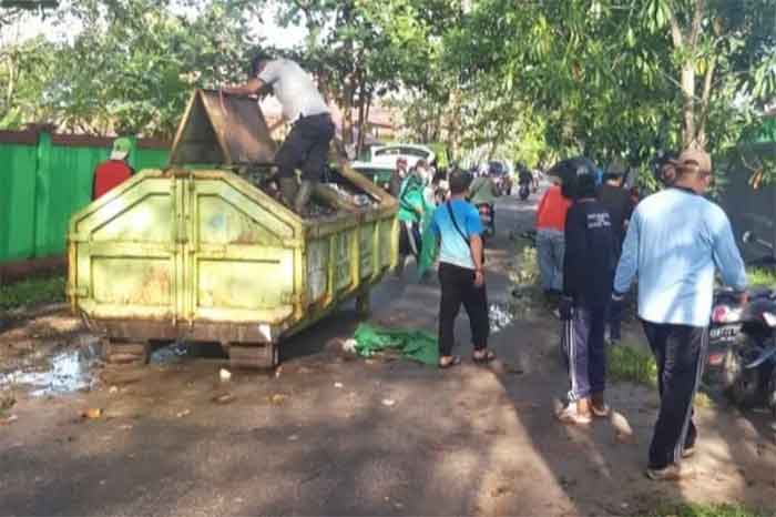 Gotong royong pembersihan tumpukan sampah di Sampit, beberapa waktu lalu.