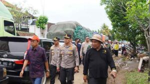 gubernur-bali-tinjau-pengungsian-korban-banjir-bandang