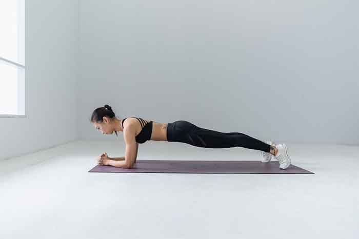 Plank, salah satu jenis latihan fisik yang mudah dilakukan.