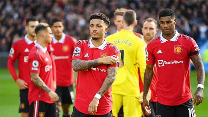 Jadon Sancho, Marcus Rashford, dan para pemain Manchester United memakai pita hitam pada lengan mereka sebagai tanda bela sungkawa terhadap para korban di Stadion Kanjuruhan Malang. Manchester United menghadapi rival sekota, Manchester City, dalam pertandingan lanjutan Liga Primer di Stadion Etihad, Minggu (2/10).