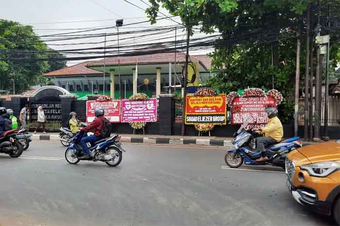 Sejumlah karangan bunga dukungan untuk Bharada E, dipajang di depan kantor PN Jakarta Selatan, Selasa (18/10/2022)