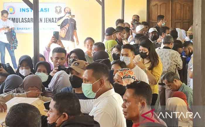 Ratusan keluarga korban kebakaran KFC Chantika Lestari berkumpul di depan ruangan pemulasan jenazah RS Bhayangkara Kupang, Selasa, 25 Oktober 2022.