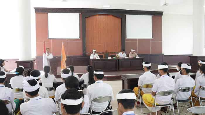 Bupati Jembrana I Nengah Tamba melepas peserta kemah budaya yang diikuti oleh perwakilan siswa siswi SMA/SMK se-Kabupaten Jembrana di Gedung Kesenian Ir. Soekarno, sabtu (22/10).